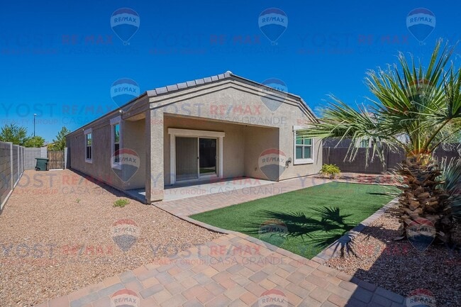 Building Photo - Bright Open Floor Plan with Low-Maintenanc...