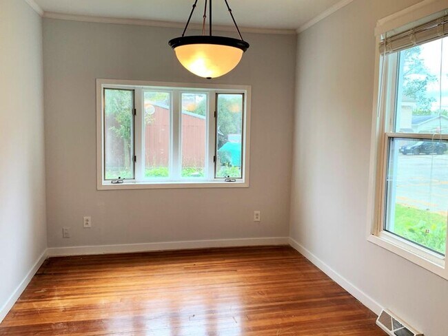 Building Photo - 3BR 1.5BA Twin Lakes Home