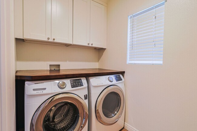 Building Photo - Amazing 4-bedroom + 3-bathroom house in Ma...