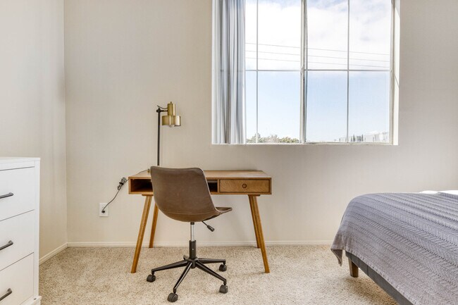 Building Photo - 1561 S Barrington Ave