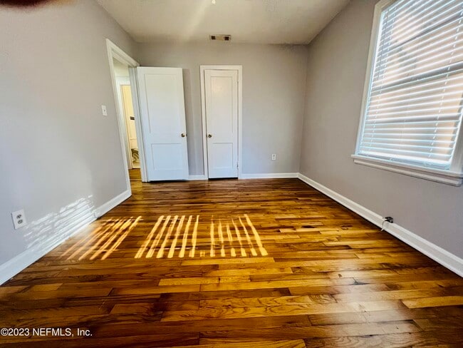 Building Photo - 2105 Kingswood Rd