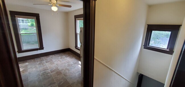 Building Photo - Great 2 Bedroom Unit in Northeast! -- Heat...