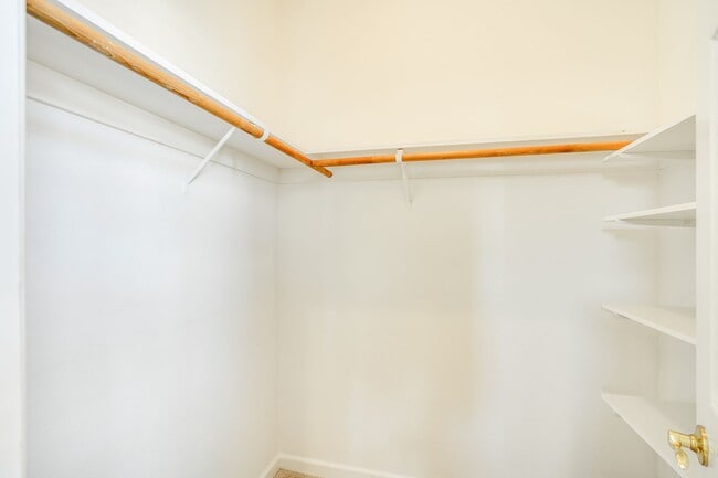 Building Photo - Comfortable and nicely upgraded home for r...