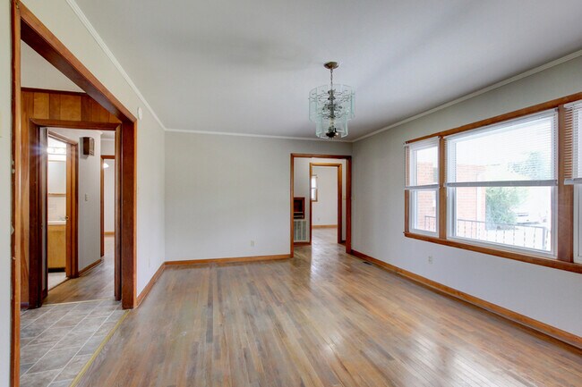 Building Photo - 104 W McReynolds Dr
