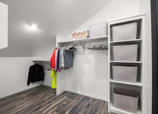 Building Photo - 4 Bed, 2 Bath, Fully Furnished, 2 Level Home, Fenced Yard