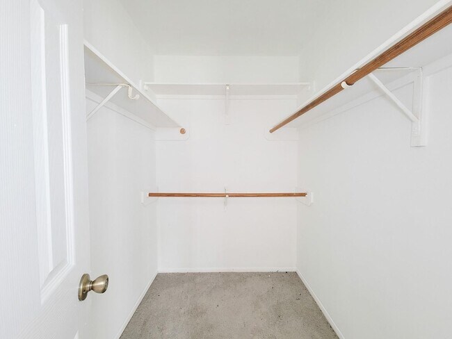 Building Photo - NICE 4 BEDROOM 2 BATH LEASE HOME WITH 2327 SF