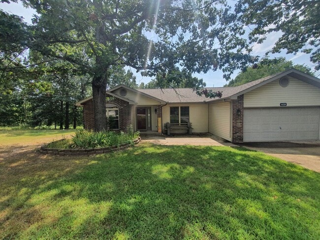 Primary Photo - Home close to post