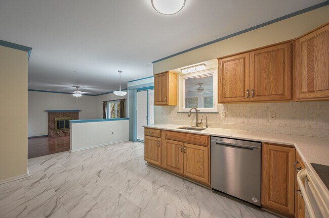 Building Photo - 44 Freedom Dr