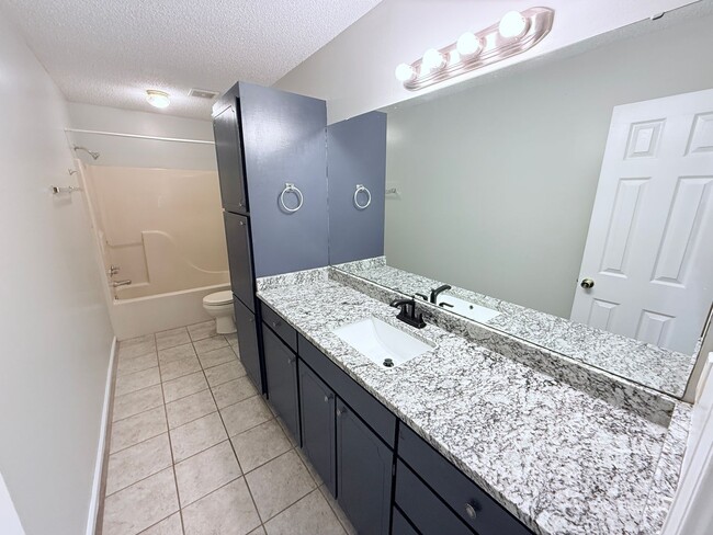 Building Photo - 1001 Creekside Pl