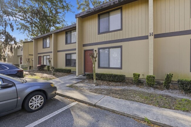 Building Photo - Southfork Oaks Condo