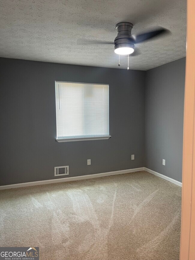 Building Photo - 235 Deerfield Dr