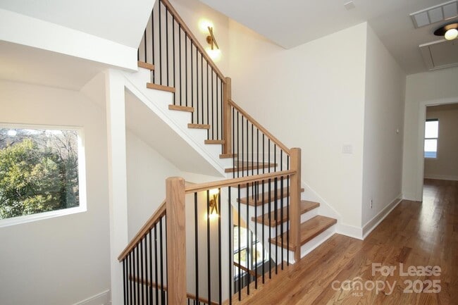 Building Photo - 1110 Greenleaf Ave