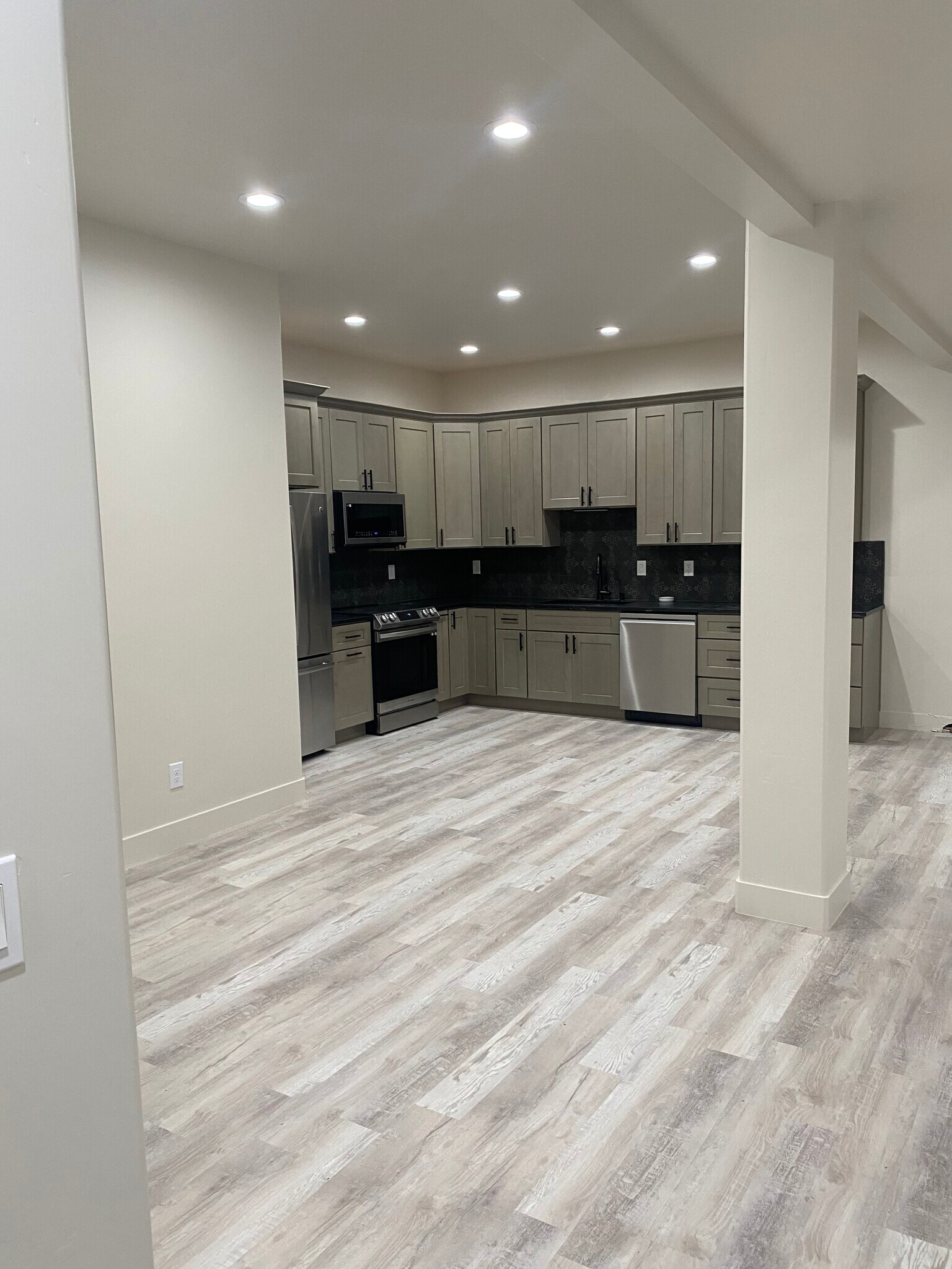 Building Photo - 2753 E Lake Vista Dr