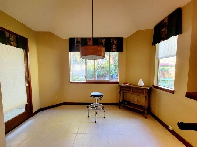 Building Photo - Stunning 4bd centrally located in desirable Ridgetop area