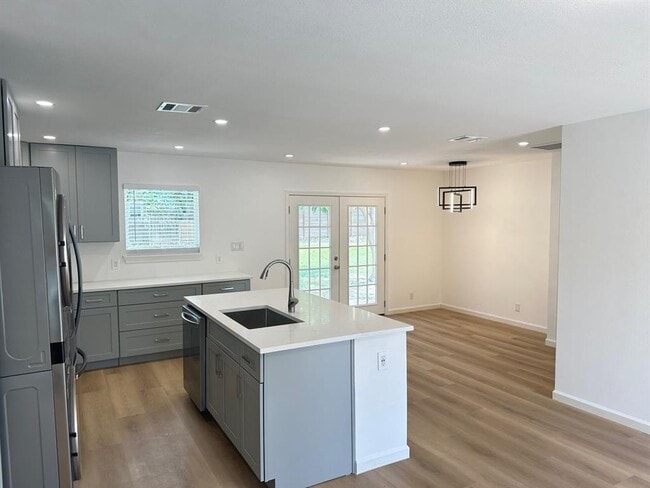 Building Photo - 2902 Spring Cir