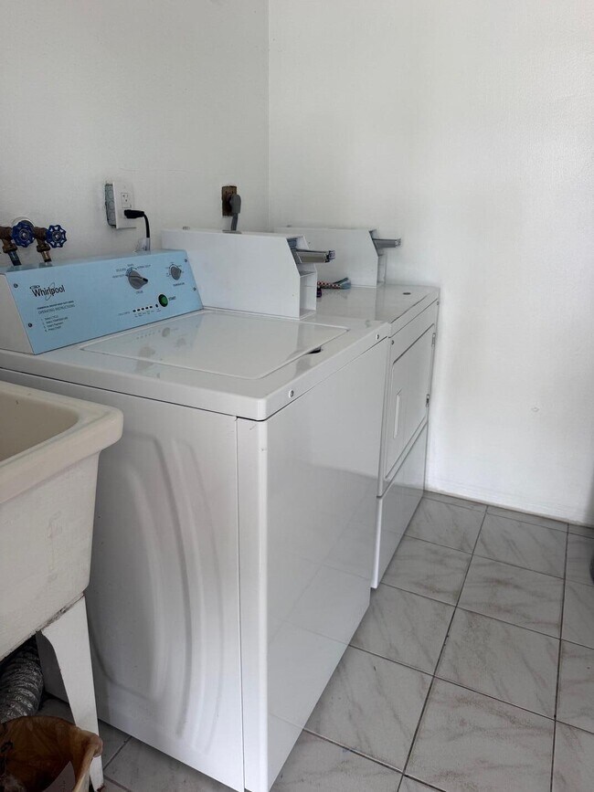 Building Photo - 1100 Pine Dr