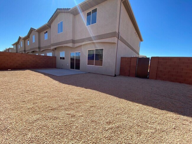 Building Photo - Newer- Red Mountain Vista Town Home