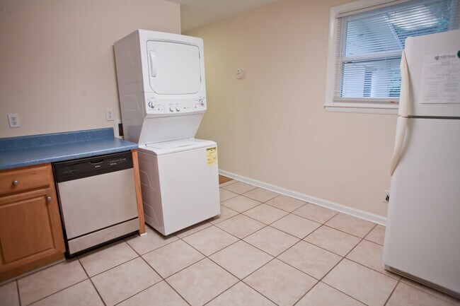 Building Photo - 2-bedroom apartment close to campus