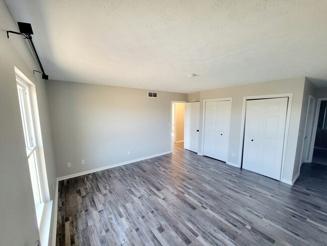 Building Photo - 470 Yale Dr