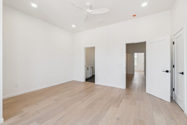 Building Photo - Minimalist Magic: 2-Bed Apartment Over Sel...