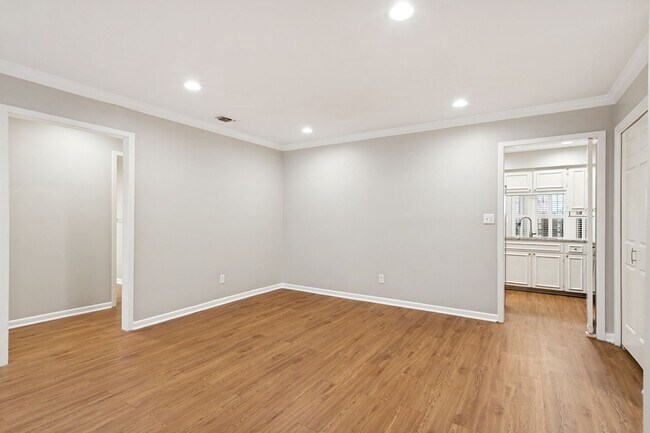 Building Photo - GROUND-FLOOR 2-BEDROOM ALAMO HEIGHTS CONDOMINIUM