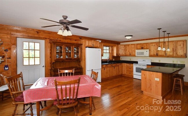 Building Photo - 187 Rustic Rd