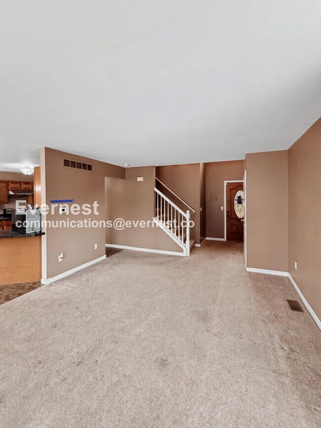 Building Photo - Spacious 3 Bed, 2.5 Bath Home with Fenced Yard and Attached Garage