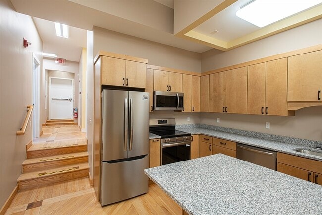 Building Photo - 140 Main St