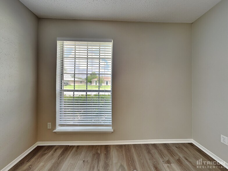 Building Photo - 1612 Chapman Dr