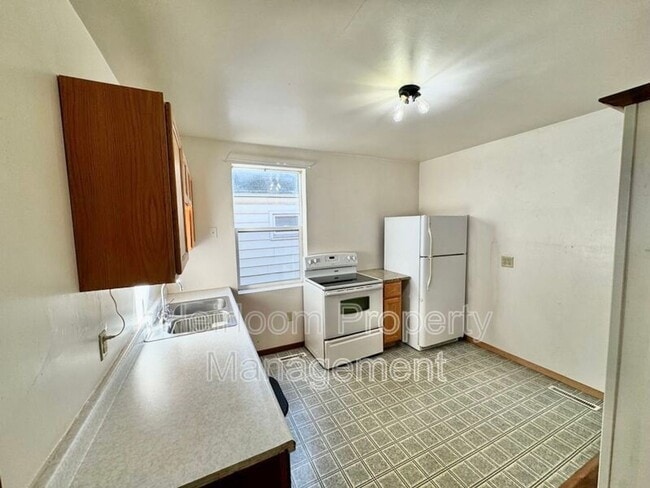 Building Photo - AVAILABLE AUGUST 1st   - 2 Bed 1 Bath Located In Superior WI w/ Bonus Space