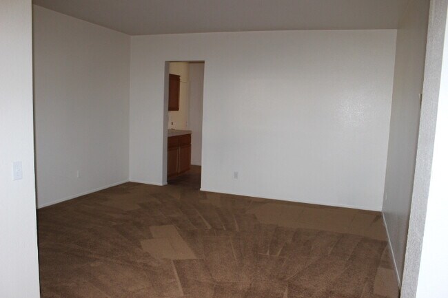 Building Photo - BEAUTIFUL LARGE 5 Bedrooms, 2.75 Bathrooms Home