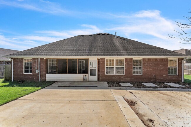 Building Photo - 3/2 Home with EV Charger, Great Outdoor Sp...