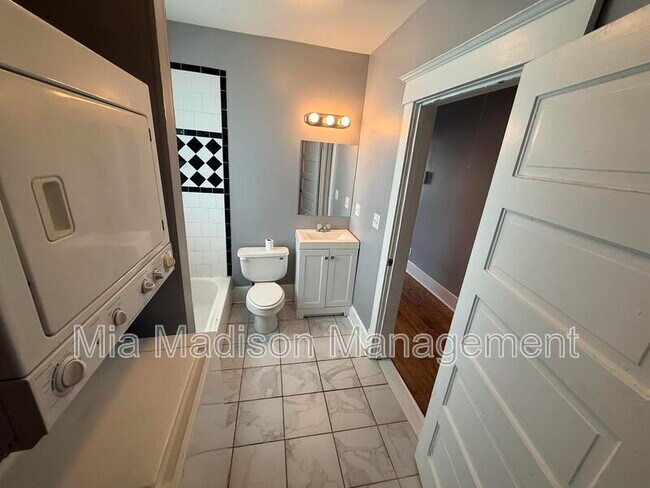 Building Photo - 607 W 44th St