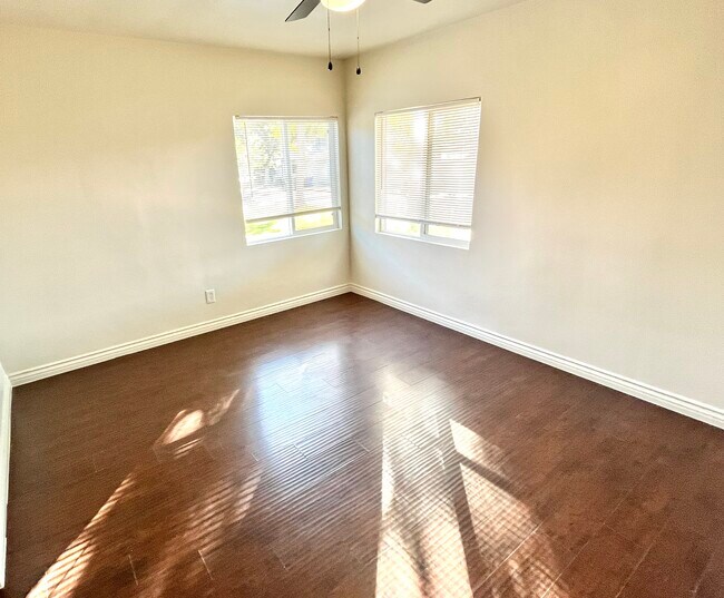 Building Photo - Belle