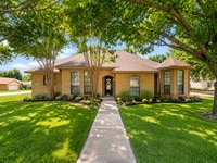 Building Photo - Beautifully Maintained Corner-Lot Gem with Room to Relax!