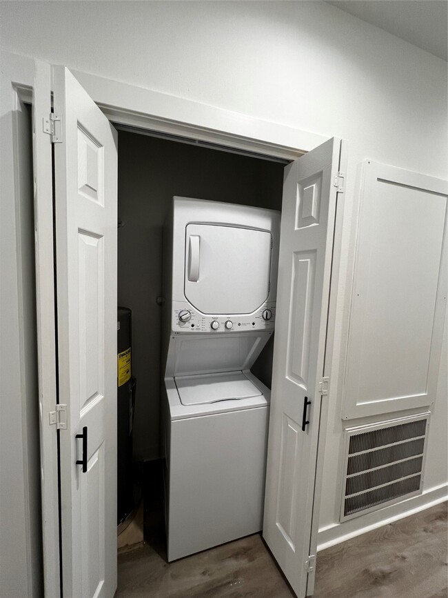 Building Photo - 175 W 6th St