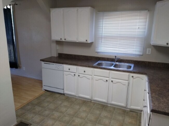 Building Photo - 3 Bedroom 2 Bath House