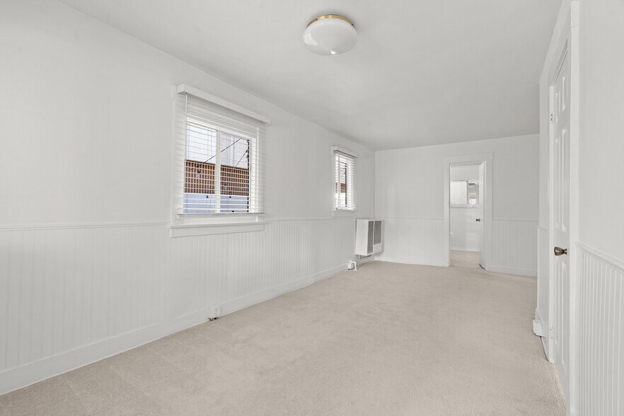 Building Photo - 439 Howland Canal