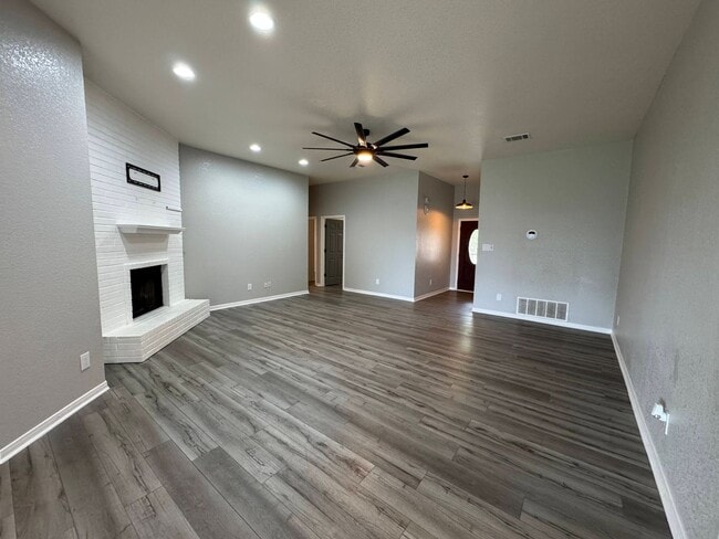 Building Photo - 2801 Southwood Dr