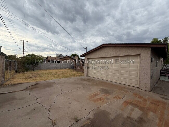 Building Photo - 2320 W Rose Ln
