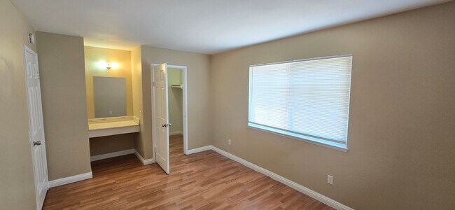 Building Photo - Stunning 2 Bed Condo in Highland | 1 Bath ...