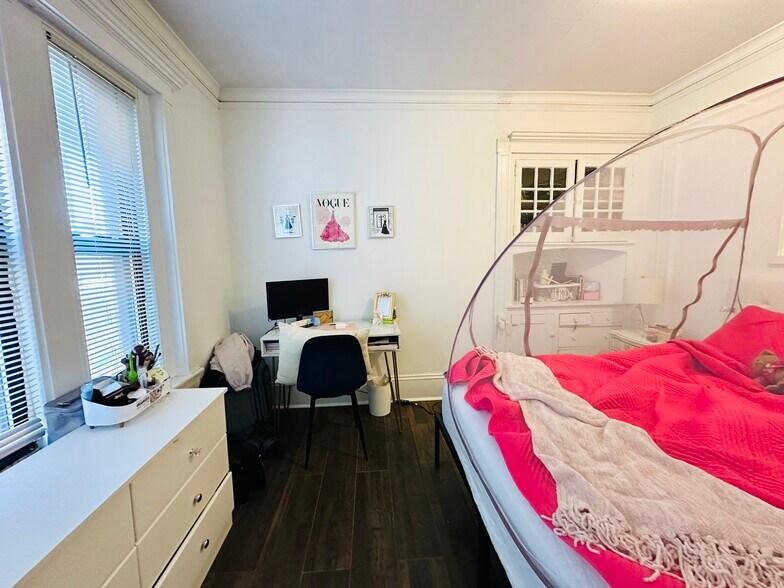 Building Photo - 458 Park Dr