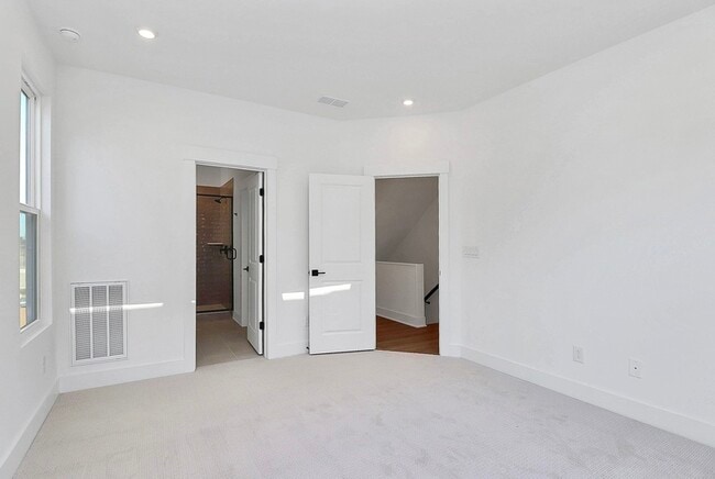 Building Photo - 5027 Duchess Dr