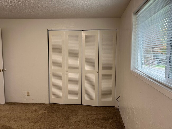 Building Photo - 2 bed 1 1/2 bath duplex in Springfield!
