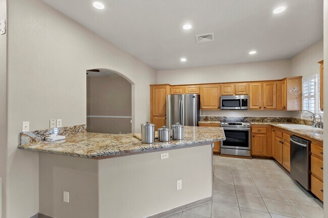 Building Photo - 778 Fairway Dr