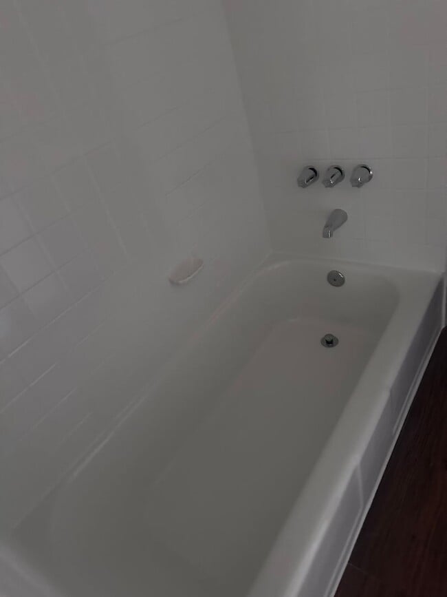 Building Photo - Charming Two Bedroom / One Bath Home! Very...
