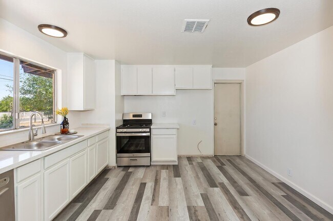 Building Photo - 15073 Mojave St