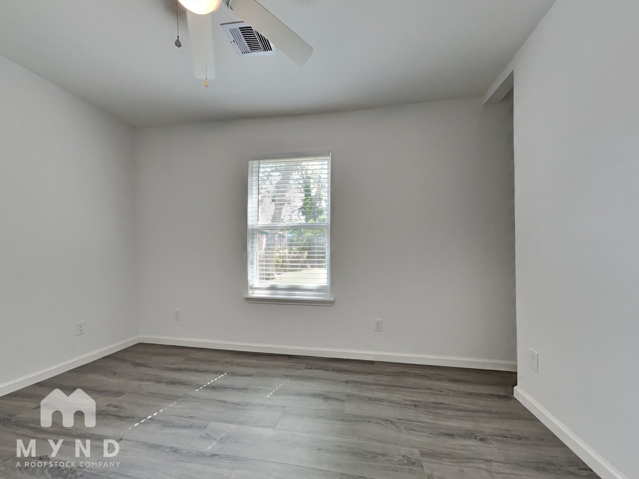 Building Photo - 5962 Belcrest St