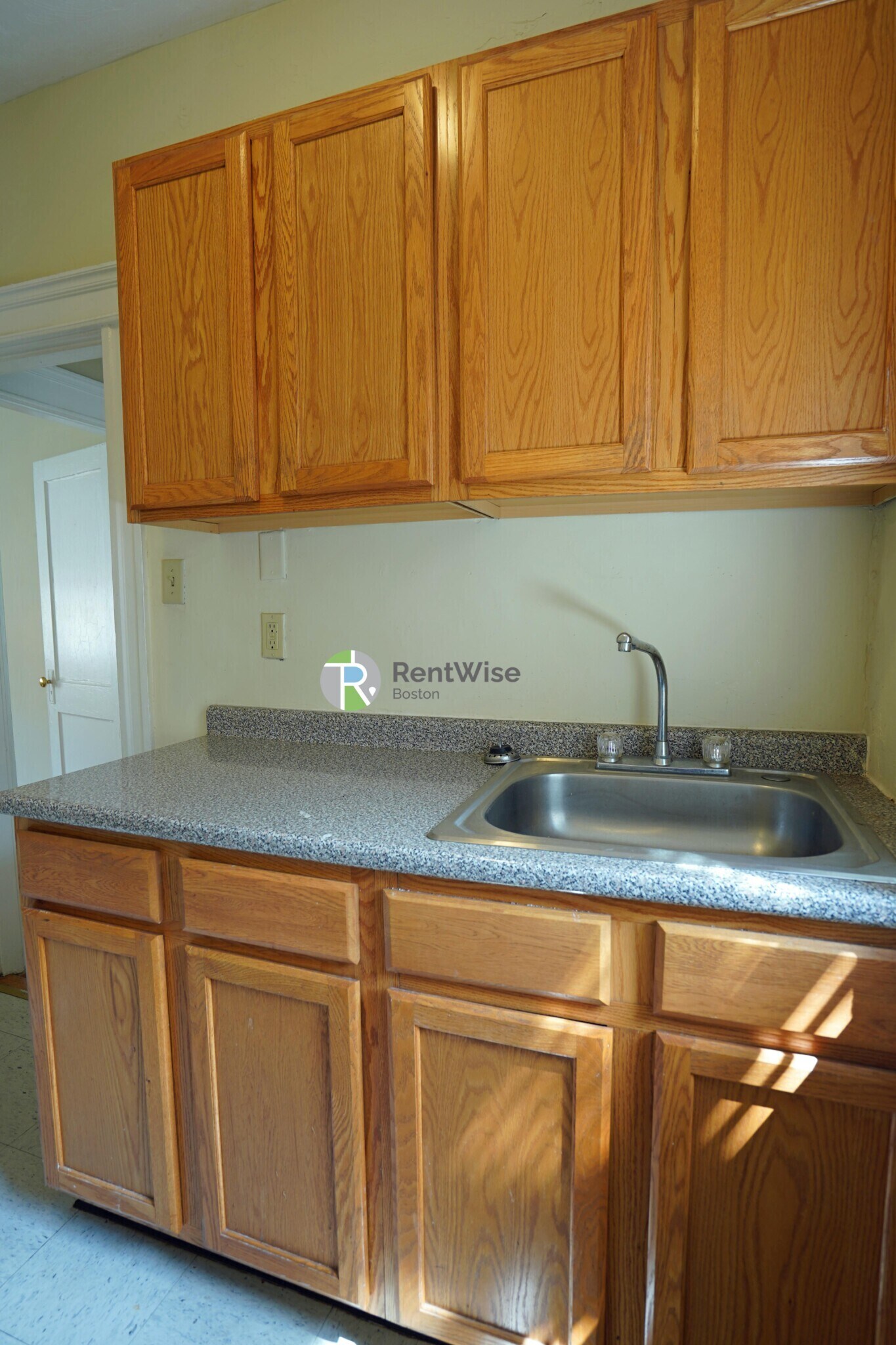 Building Photo - 221 Kelton St