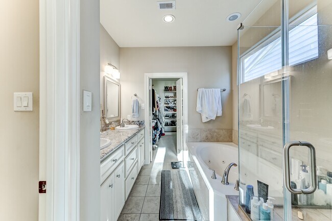 Building Photo - 1325 W 24th St